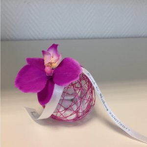 Boule métallique à dragées Rose avec orchidée mauve